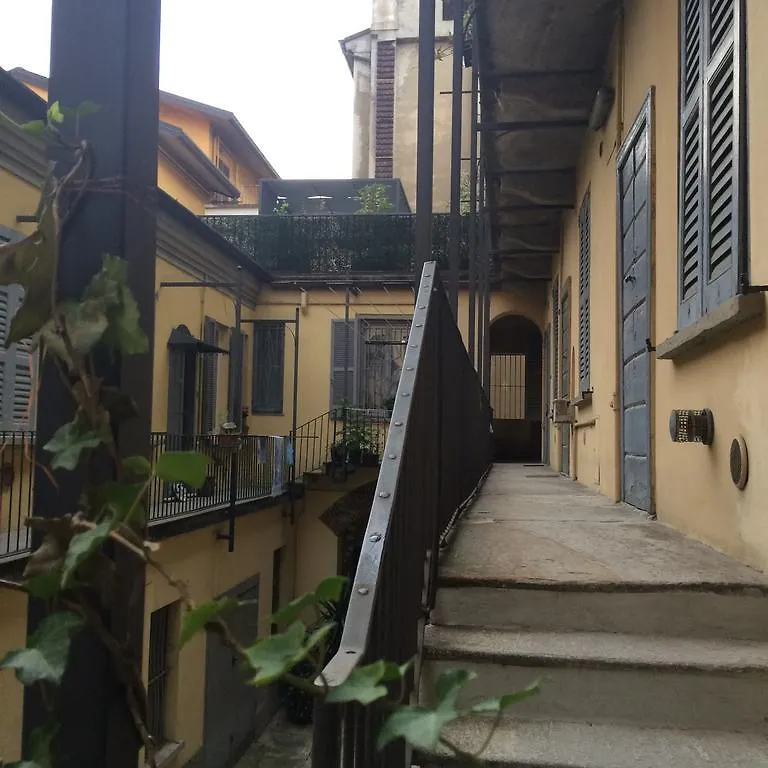 Kibilu - Via Confalonieri - Stazione Garibaldi - Zona Isola Milão 0*,  Itália